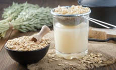 Laptele de ovăz conține multe proteine, fibre, vitamine și minerale