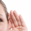 Dopul de cerumen ne poate afecta auzul