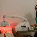 Soluţia salvatoare. „Lumina roșie” vă întinereşte şi vă tratează pielea în profunzime