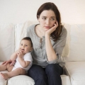 Mămici, nu cădeţi pradă depresiei postpartum!