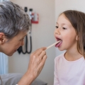 „Mami, mă doare în gât!” Ce facem când apar nesuferitele infecţii ale amigdalelor