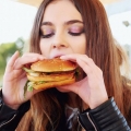 Mâncarea fast-food poate provoca depresie