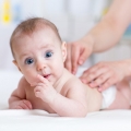 Sfatul specialiştilor „Euromaterna”. Masajul pediatric, recomandat oricărui copil sănătos