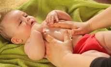 Masajul susţine creşterea, sănătatea şi liniştea bebeluşului