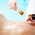 Beneficiile terapeutice şi estetice ale masajului cu miere