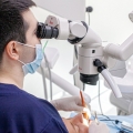 Inovaţie în medicina dentară: microscopul care îţi arată interiorul dinţilor