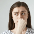 Menta și rozmarinul contribuie la eliminarea mirosurilor corporale neplăcute