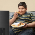 Obezitatea la copii se tratează adoptând obiceiurile sănătoase