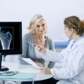 „Hoţul tăcut” care vă afectează oasele. Din ce cauză apare osteoporoza