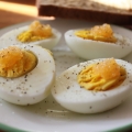 Cum puteţi mânca cinci ouă pe zi fără a creşte colesterolul