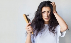 Vă cade părul după naștere? Iată ce alimente trebuie să consumați!