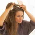 A început să vă cadă părul? Când trebuie să vă îngrijorați