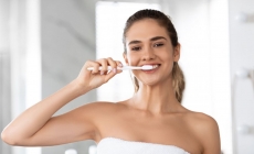 Periuța de dinți. Câte bacterii conține și cât de des trebuie să o schimbăm?