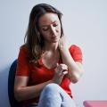 Dermatita atopică poate determina apariția petelor roșii pe corp