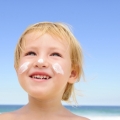 Cancerul de piele poate afecta şi copiii. Iată cum pot fi feriţi de efectele UV