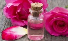 Apa de trandafiri este un tonic delicat, hidratant și revigorant