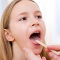 Copilul nu respiră pe nas? Polipii nazali ar putea fi cauza
