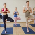 Pozițiile de yoga vă scapă de tensiunile musculare de la nivelul gâtului