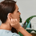 Adaptarea la purtarea unei proteze auditive poate dura câteva săptămâni