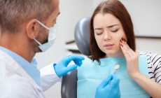De ce sângerează gingiile când folosiți ața dentară