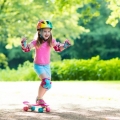 Copilul face skateboarding? Alegeți-i cu atenție echipamentul de protecție!