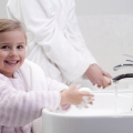 Părinţi, învăţaţi-vă copiii să se spele pe mâini şi evitaţi multe neplăceri!