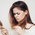 Stres sau probleme medicale? De ce ne pierdem părul