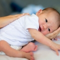 Sughițul este esențial pentru dezvoltarea creierului bebelușilor