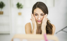 Lipsa hidratării determină pielea grasă să producă și mai mult sebum