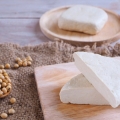 Tofu oferă o mulțime de avantaje pentru sănătate