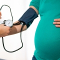 Hipertensiunea arterială indusă de sarcină afectează tot mai multe femei