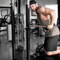 Extensiile pentru triceps ajută la tonifierea brațelor
