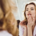 Iată cele mai frecvente cauze ale uscării buzelor. Hidratarea, elementul cheie