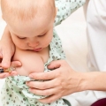 Imunizarea copiilor cu ajutorul vaccinurilor. Unele afecţiuni pot fi mortale