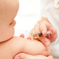 Vaccinul vital, recomandat de pediatri, dar prea scump pentru părinţi