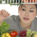 La ce riscuri te expui dacă mănânci doar legume şi fructe