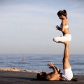 Un cadou inedit de Ziua Îndragostiţilor: Yoga în cuplu sau cum să reaprindem pasiunea în relaţie!