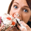 Mănâncă mai puţin zahăr. Îţi poate afecta silueta