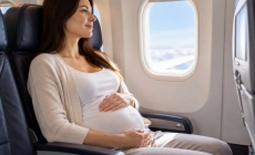 Zborul cu avionul în sarcină poate pune bebelușul în pericol? Ce spun medicii